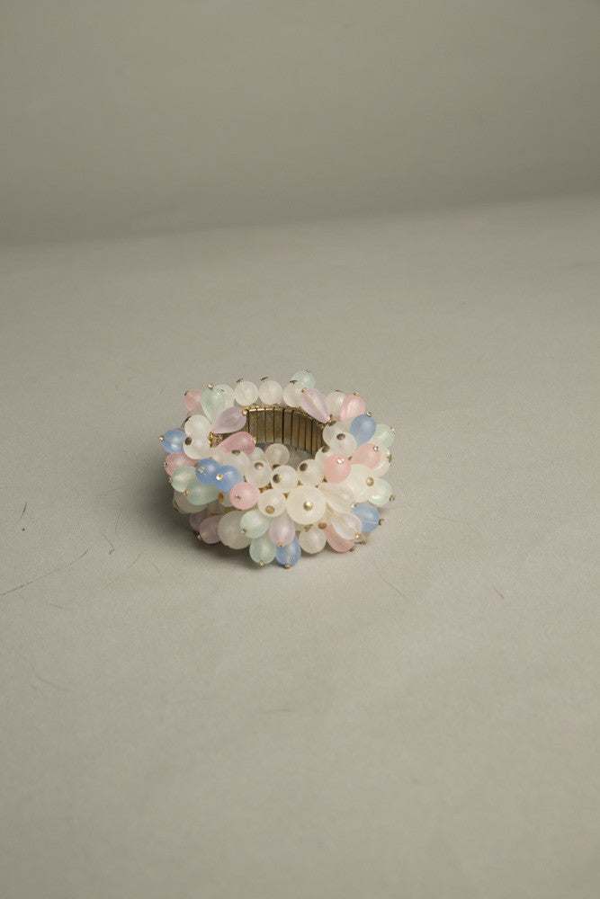 CHA CHA VINTAGE BRACELET with frosty beads and expandable golden metal base.