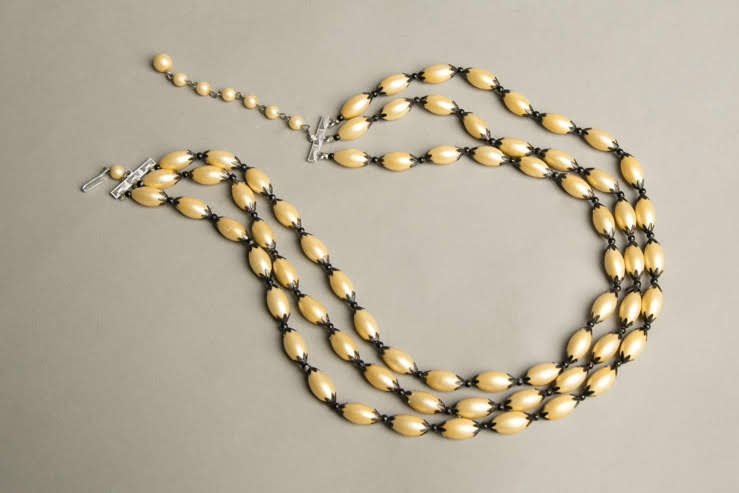 Plastic Vintage Jewelry Yellow Beaded Short Necklace