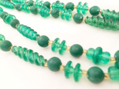 Art Deco Flapper Necklace: Translucent Green Elegance from the Roaring Twenties