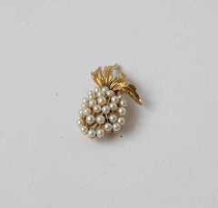 Art Pearls Pineapple Brooch - A Vintage Whimsical Jewelry Charm from the Mid-Century