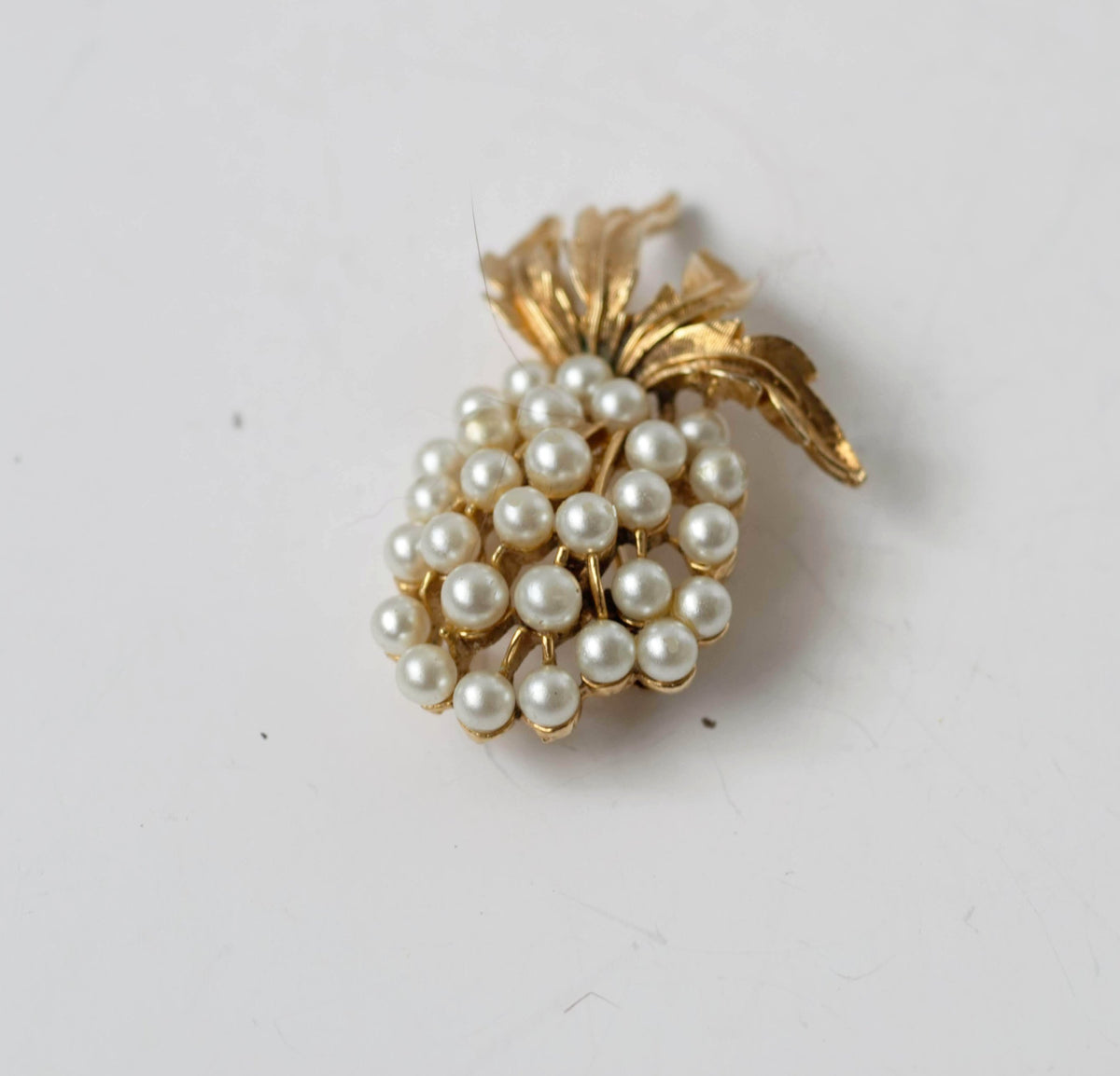 Art Pearls Pineapple Brooch - A Vintage Whimsical Jewelry Charm from the Mid-Century