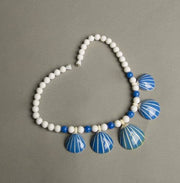 Vintage Avon necklace with figural sea shells and plastic beads from 1987.