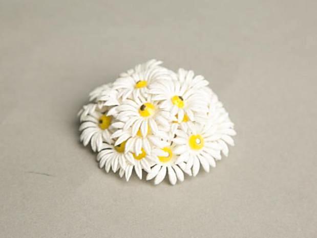 Daisy Flower Brooch Pin White Yellow Plastic Petals Vintage Jewelry