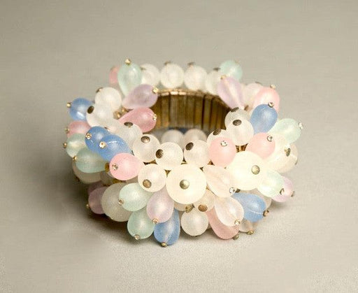 CHA CHA VINTAGE BRACELET with frosty beads in white, pink, blue, and green, cha cha style, on expandable golden metal.