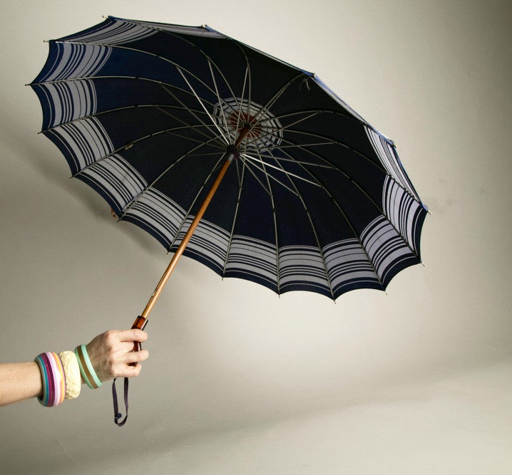 Kone Vintage Umbrella Pat Pend Root Beer Plastic Handle Navy Blue Nylon Rain Accessory