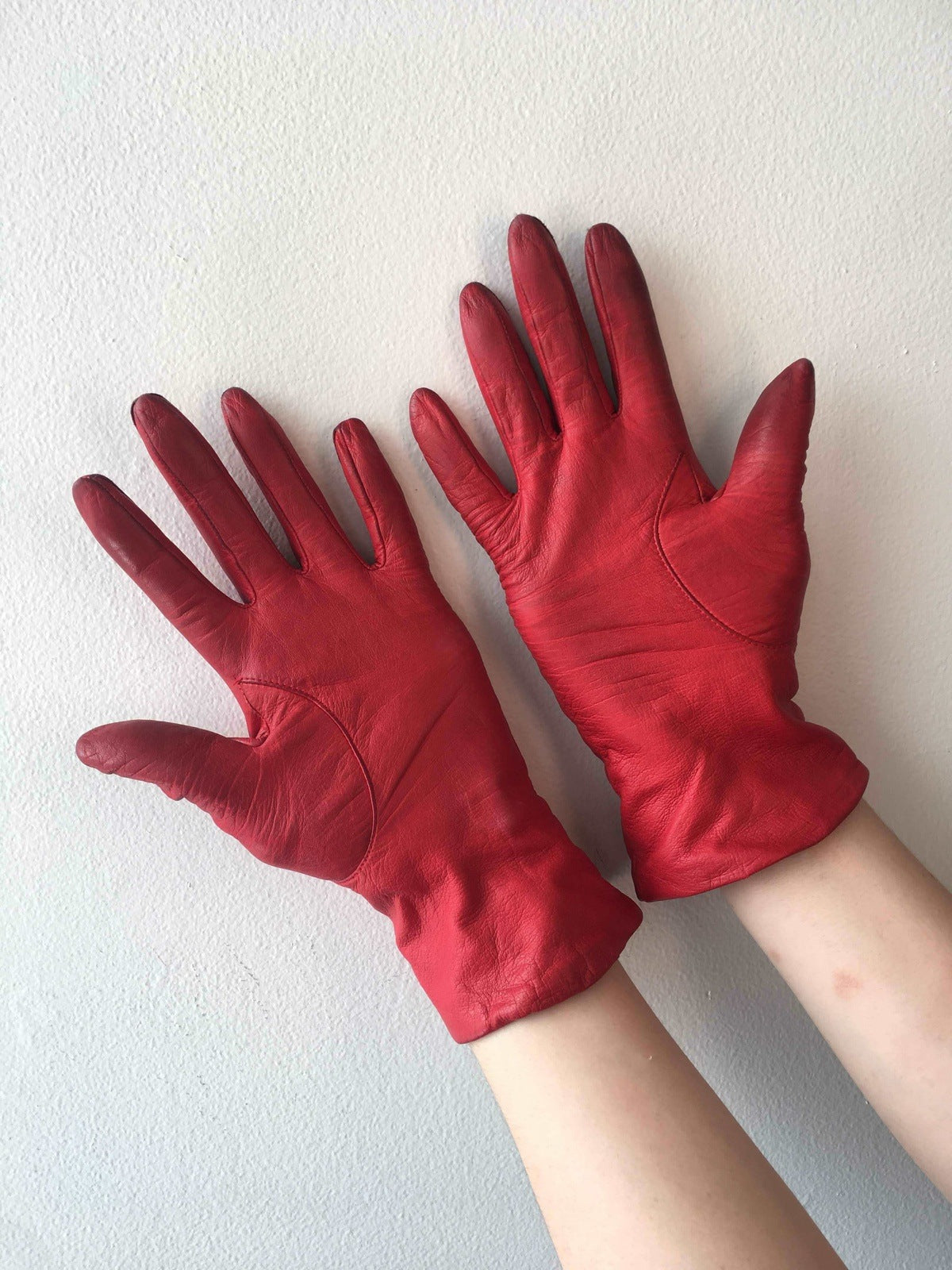 Aris Vintage Gloves: Accentuate Your Elegance with Sustainable Fashion