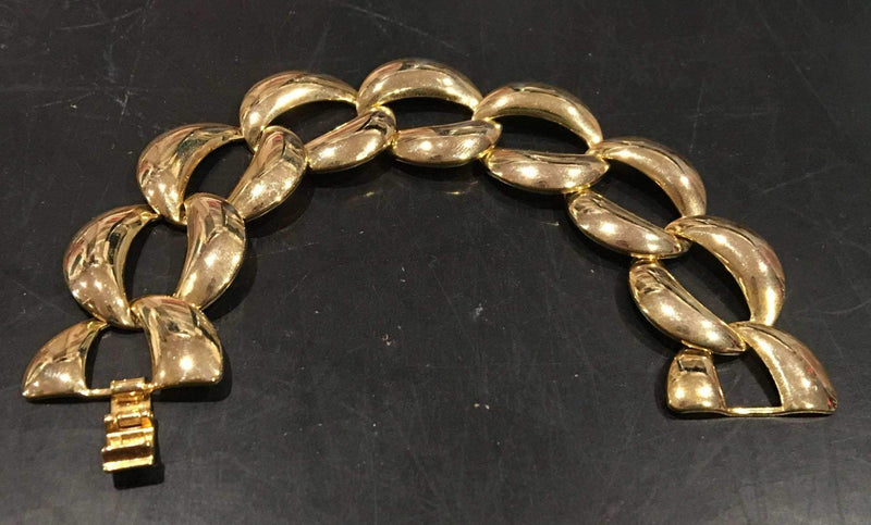 Golden chain link bracelet, vintage 1980s jewelry in very good condition.