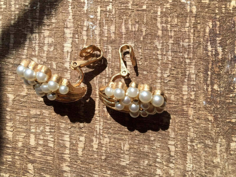 Vintage Trifari pearls floral clip-on earrings with rhinestones.