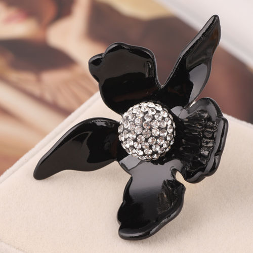 Lele Sadoughi Crystal Lily Ring Contemporary Jewelry Bijoux
